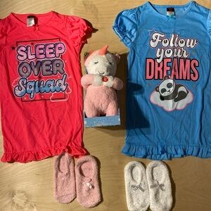 Girl’s Pajama Bundle with Plush size 8 (HU)